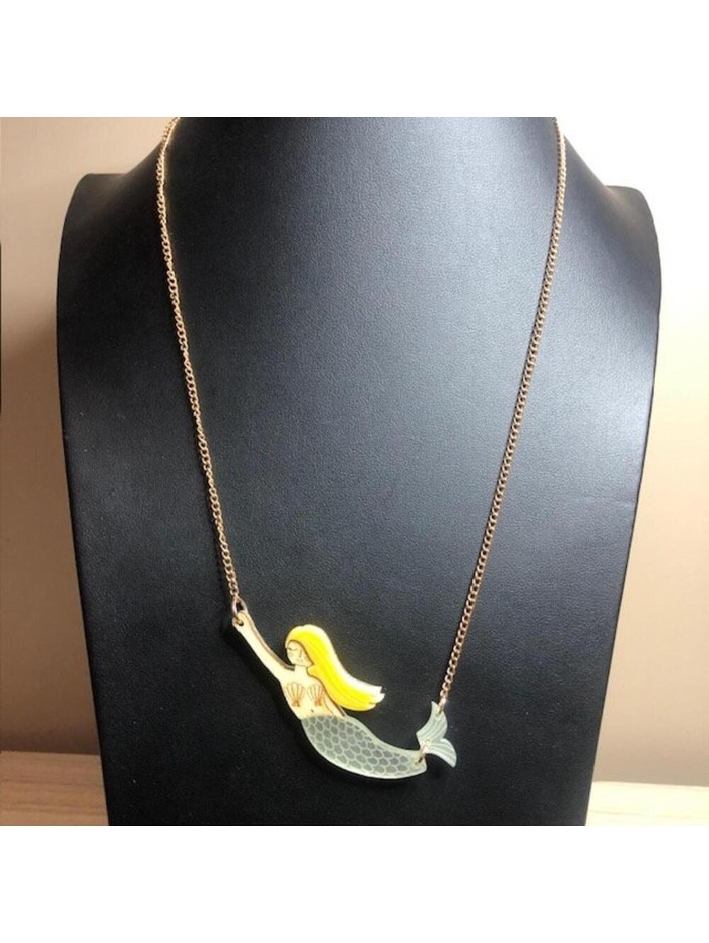 B3346 Meri Meri Mermaid Pendant Necklace Beachy Acrylic Gold Tone Chain 18-20"